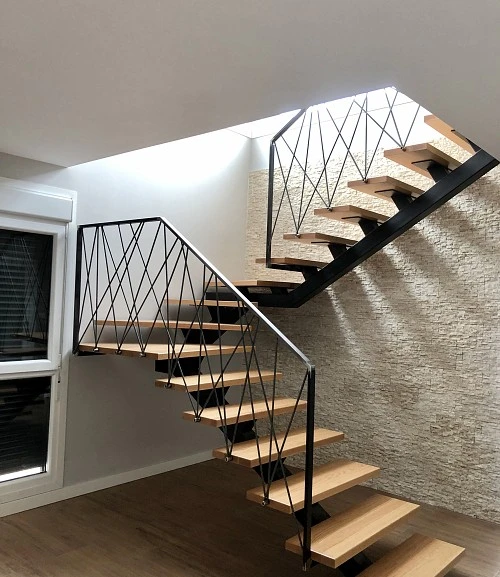 Escalera de zanca central, peldaños de madera y barandilla